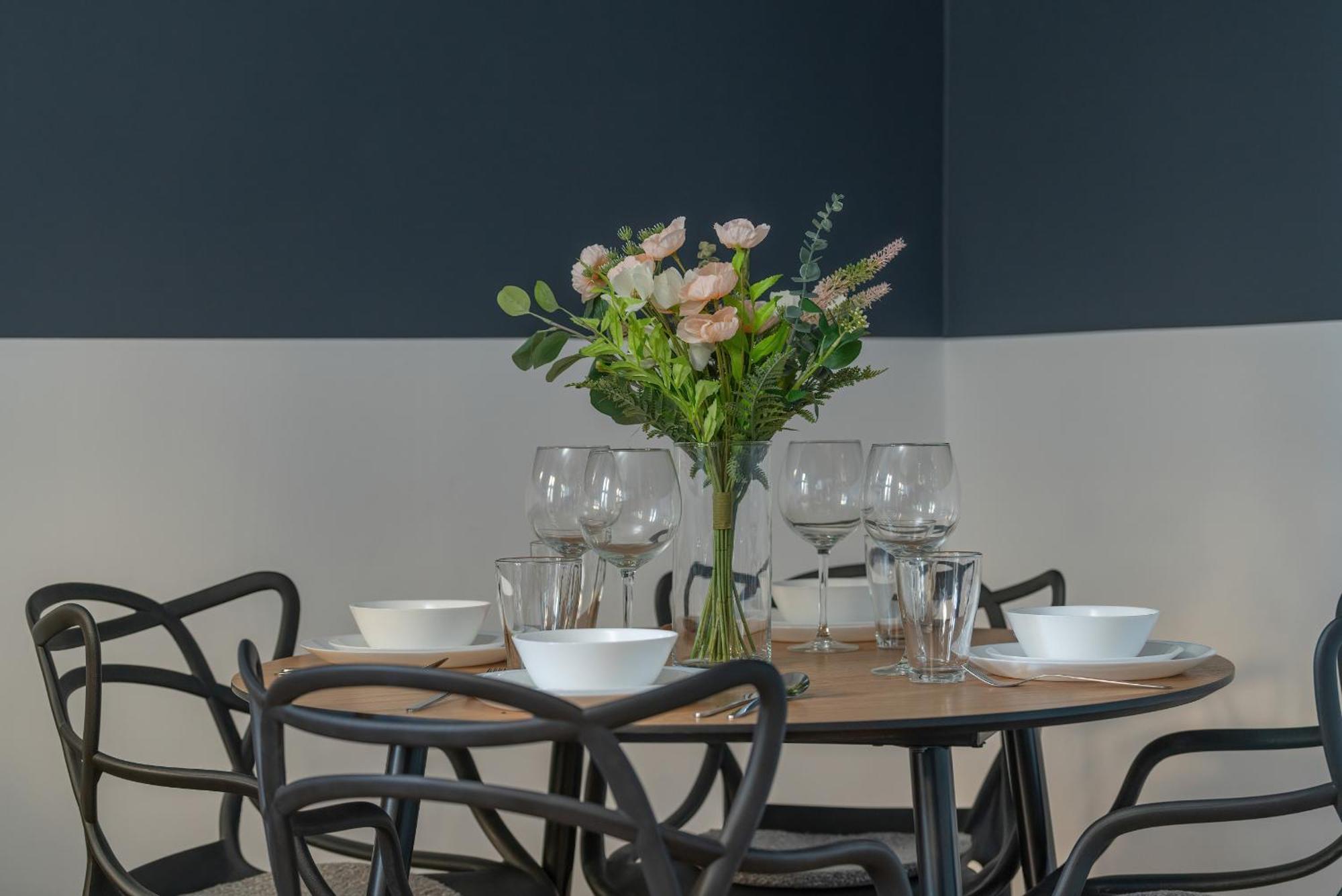 Elegant Near To The Centre Of By Rent Like Apartment *